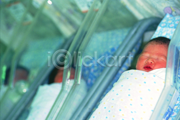 사람 세명 아기 JPG 아웃포커스 포토 병원 산부인과 신생아 의학 출산 치료