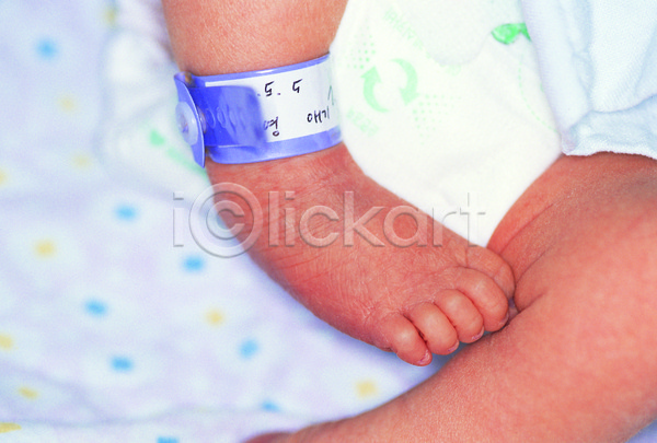 사람 신체부위 아기 아기만 한명 JPG 근접촬영 아웃포커스 포토 하이앵글 기저귀 다리(신체부위) 라벨 발 병원 산부인과 신생아 의학 출산 치료 표시