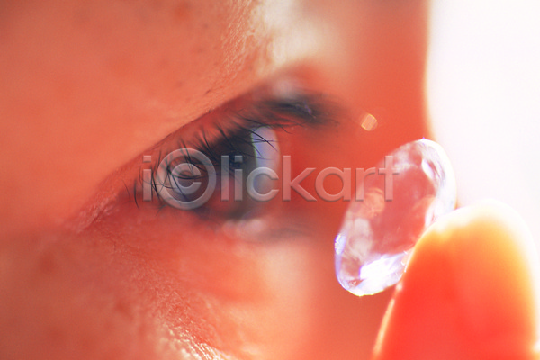 사람 신체부위 한명 JPG 근접촬영 아웃포커스 옆모습 포토 눈(신체부위) 눈동자 병원 속눈썹 시력 안과 의료용품 의학 착용 치료 콘택트렌즈