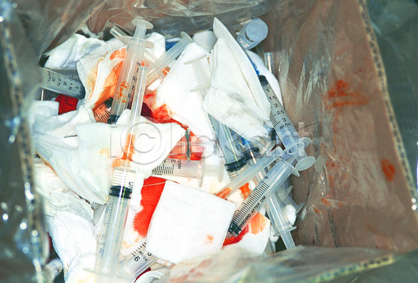 사람없음 JPG 포토 하이앵글 다수 도구 버리기 병원 솜 실내 쌓기 쓰레기 쓰레기통 약 여러개 의료기기 의료용품 의학 주사기 치료 폐기물 피 혈액
