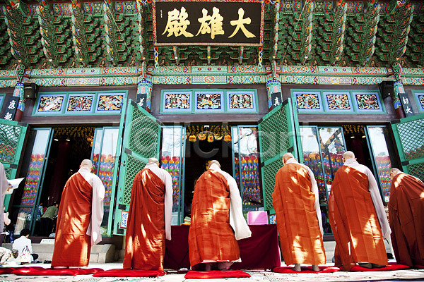 남자 사람 성인 성인만 여자 JPG 뒷모습 포토 부처님오신날 불교 불자 성자 승려 야외 예불 의식 이벤트 조계사 종교