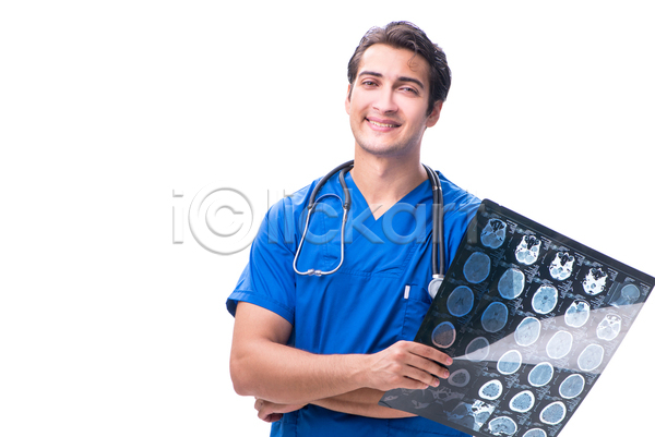 남자 성인 성인남자한명만 한명 JPG 앞모습 포토 해외이미지 들기 미소(표정) 병원 상반신 실내 엑스레이 의사 의학 해외202105 흰배경