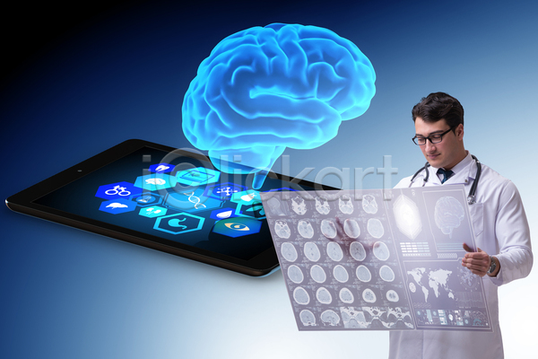 남자 성인 성인남자한명만 한명 JPG 옆모습 포토 해외이미지 관찰 뇌 들기 상반신 엑스레이 응시 의사 의학 진료 태블릿 해외202105 홀로그램