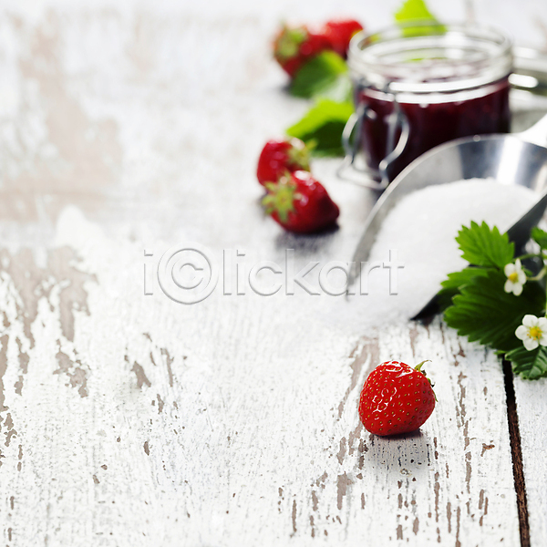 사람없음 JPG 아웃포커스 포토 해외이미지 꽃 디저트 딸기 딸기잼 설탕 스쿱 유기농 유리병 카피스페이스 해외202004 흰배경