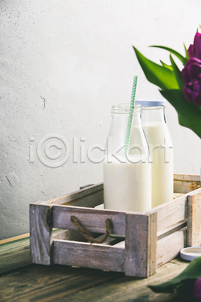 사람없음 JPG 포토 해외이미지 건강 꽃 나무상자 나무탁자 빨대 우유 우유병 유기농 유리병 칼슘 해외202004 흰배경