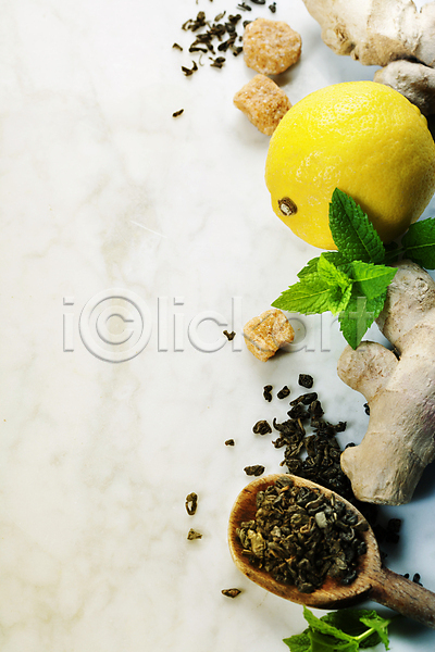 사람없음 JPG 포토 하이앵글 해외이미지 나무숟가락 레몬 민트 생강 설탕 식재료 찻잎 카피스페이스 해외202004 흰배경