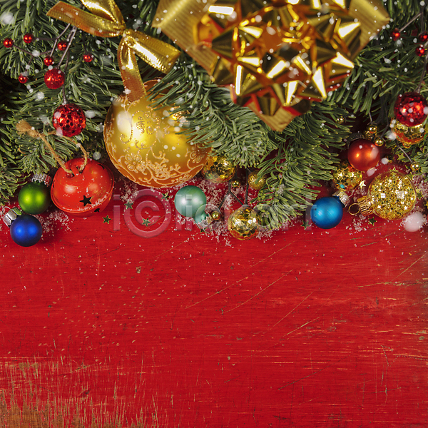 사람없음 JPG 포토 해외이미지 리본 빨간배경 선물상자 실내 오너먼트 잎 카피스페이스 크리스마스 크리스마스배경 크리스마스용품 크리스마스장식 해외202004
