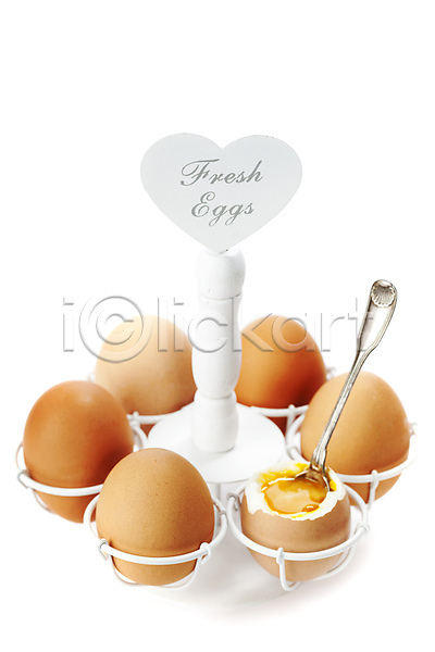 사람없음 JPG 포토 해외이미지 계란 계란꽂이 계란판 삶은계란 숟가락 실내 아침식사 하트 해외202004 흰배경