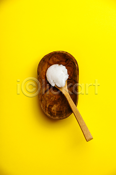 사람없음 JPG 포토 하이앵글 해외이미지 나무그릇 나무숟가락 노란배경 뷰티케어 코코넛오일 피부관리 해외202004