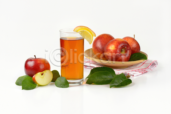 사람없음 JPG 포토 해외이미지 나무접시 레몬 사과 사과주스 스튜디오촬영 식탁보 실내 잎 잔 해외202004 해외202105 흰배경