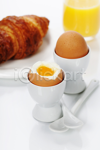 사람없음 JPG 포토 해외이미지 계란 삶은계란 숟가락 실내 아침식사 접시 주스 크루아상 해외202004 흰배경