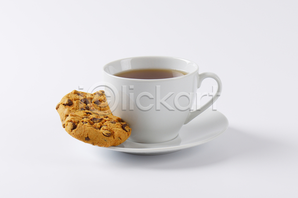 사람없음 JPG 포토 해외이미지 실내 차(음료) 찻잔 초코칩쿠키 컵받침 한잔 해외202004 해외202105 흰배경