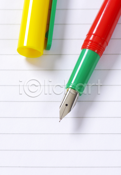 사람없음 JPG 포토 해외이미지 1 공백 만년필 머리위 빨간색 스튜디오촬영 시트 오브젝트 오픈 종이 초록색 컬러풀 펜 펜촉 플라스틱 해외202004 해외202105