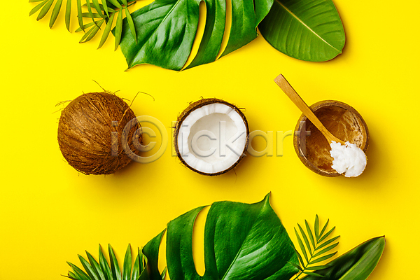 사람없음 JPG 포토 하이앵글 해외이미지 나무그릇 나무숟가락 노란배경 뷰티케어 열대잎 일렬 코코넛 코코넛오일 피부관리 해외202004
