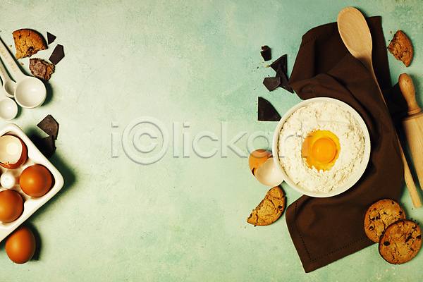 사람없음 JPG 포토 하이앵글 해외이미지 계란 계란껍데기 계란판 계량스푼 그릇 나무숟가락 밀가루 밀대 반죽 천(직물) 초콜릿 카피스페이스 쿠키 파란배경 해외202004