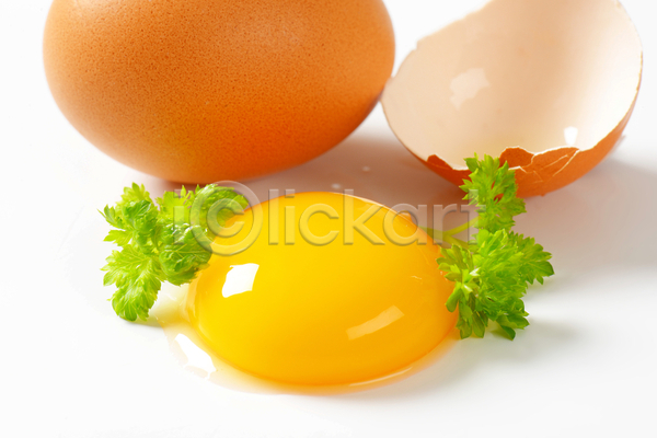 신선 사람없음 JPG 포토 해외이미지 계란 깨짐 날것 노른자 생식 스튜디오촬영 유기농 음식 재료 해외202004 해외202105 흰배경
