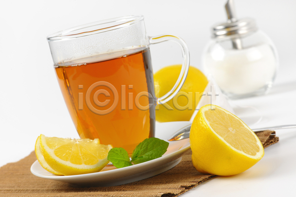 사람없음 JPG 아웃포커스 포토 해외이미지 단면 레몬 레몬차 민트 설탕 슬라이스 식탁보 실내 잔 한잔 해외202004 해외202105 흰배경
