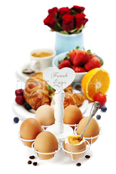 사람없음 JPG 포토 해외이미지 계란 계란꽂이 딸기 삶은계란 실내 아침식사 오렌지 장미 커피 크루아상 하트 해외202004 흰배경