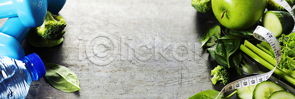 사람없음 JPG 포토 해외이미지 다이어트 물병 브로콜리 사과 샐러리 생수병 아령 오브젝트 오이 잎 줄자 해외202004 회색배경