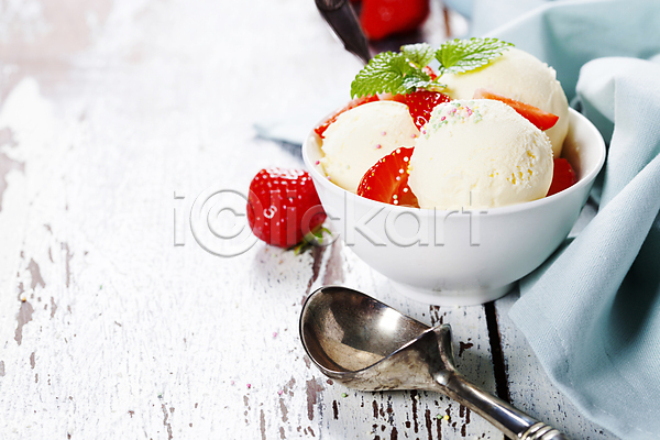 달콤 사람없음 JPG 포토 해외이미지 그릇 디저트 딸기 스쿱 실내 아이스크림 해외202004 흰배경