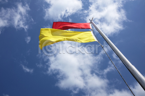 사람없음 JPG 로우앵글 포토 해외이미지 깃발 노란색 봉 빨간색 안전 하늘 해외202004 해외202105