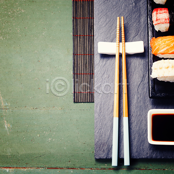 사람없음 JPG 포토 하이앵글 해외이미지 간장 모듬초밥 스튜디오촬영 실내 일본음식 젓가락 초밥 해외202004