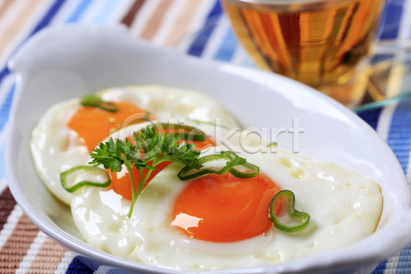사람없음 JPG 포토 해외이미지 계란 묘사 백자 사발 식사 아침식사 요리 음료 음식 인스턴트 차(음료) 파슬리 해외202004 해외202105 흰색