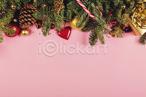 사람없음 JPG 포토 해외이미지 분홍색배경 선물상자 솔방울 실내 오너먼트 잎 지팡이사탕 카피스페이스 크리스마스 크리스마스배경 크리스마스용품 크리스마스트리 트리모양 하트 해외202004
