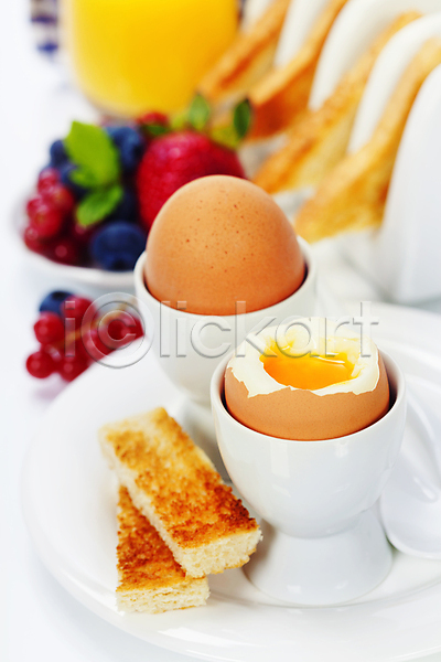 사람없음 JPG 포토 해외이미지 계란 딸기 베리 블루베리 실내 아침식사 해외202004 흰배경