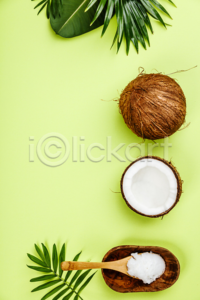사람없음 JPG 포토 하이앵글 해외이미지 나무그릇 나무숟가락 뷰티케어 열대잎 초록배경 코코넛 코코넛오일 피부관리 해외202004