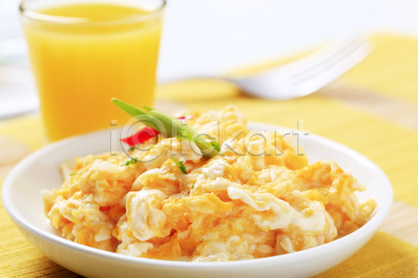 사람없음 JPG 포토 해외이미지 계란 노란색 받침대 식사 아침식사 오렌지주스 요리 유리 음식 인스턴트 저녁식사 접시 주스 해외202004 해외202105