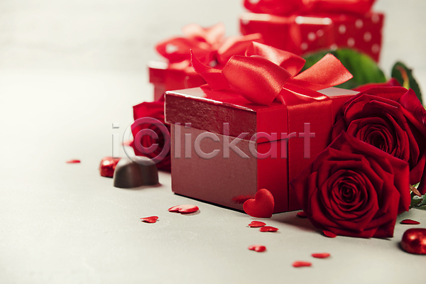 사랑 사람없음 JPG 포토 해외이미지 리본 발렌타인데이 선물상자 실내 오브젝트 장미 초콜릿 하트 해외202004 흰배경