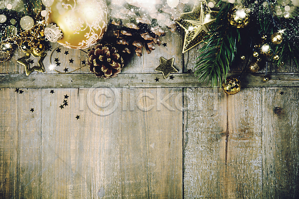 사람없음 JPG 포토 해외이미지 나무바닥 별 보케 솔방울 실내 오너먼트 잎 카피스페이스 크리스마스 크리스마스배경 크리스마스용품 크리스마스장식 해외202004