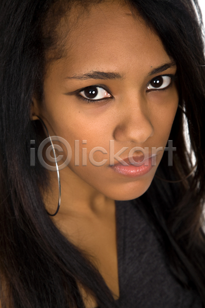 청춘(젊음) 화려 사람 성인 여자 한명 흑인 JPG 포토 해외이미지 갈색 갈색머리 검은색 고립 광택 내추럴 눈(신체부위) 목 몽환 속눈썹 신체 얼굴 유행 입 입술 코 피부 해외202004 해외202105 흰색