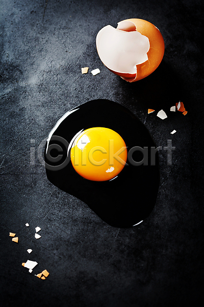 사람없음 JPG 포토 해외이미지 검은배경 계란 계란껍데기 날계란 실내 아침식사 해외202004