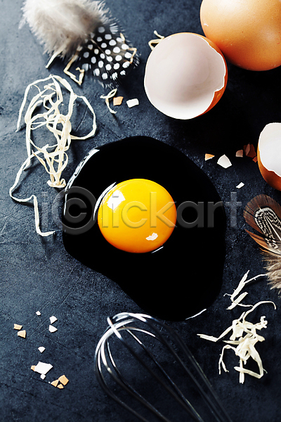 사람없음 JPG 포토 해외이미지 거품기 검은배경 계란 계란껍데기 깃털 날계란 실내 아침식사 해외202004 휘핑기