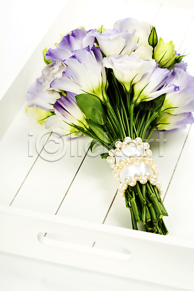 사람없음 JPG 포토 해외이미지 결혼 꽃다발 나무쟁반 리시안셔스 부케 실내 진주(보석) 해외202004 흰배경