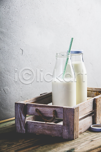 사람없음 JPG 포토 해외이미지 건강 나무상자 나무탁자 빨대 우유 우유병 유기농 유리병 칼슘 해외202004 흰배경