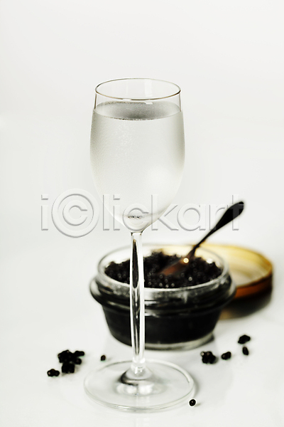 사람없음 JPG 포토 해외이미지 보드카 식재료 실내 와인잔 유리병 캐비아 해외202004 흰배경
