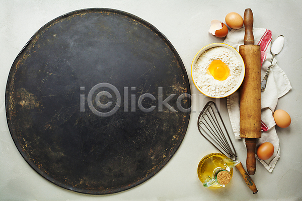 준비 사람없음 JPG 포토 하이앵글 해외이미지 계란 그릇 뒤집개 밀가루 반죽밀대 숟가락 실내 올리브오일 접시 천(직물) 해외202004 회색배경