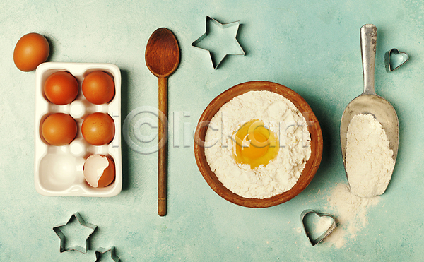 사람없음 JPG 포토 하이앵글 해외이미지 계란 계란판 나무그릇 나무숟가락 밀가루 별모형 스쿱 쿠키틀 파란배경 하트 해외202004