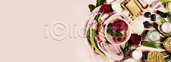사람없음 JPG 포토 해외이미지 그릇 꽃 분홍색배경 브러쉬빗 비누 수건 스파용품 조약돌 카피스페이스 플랫 해외202004 화장품