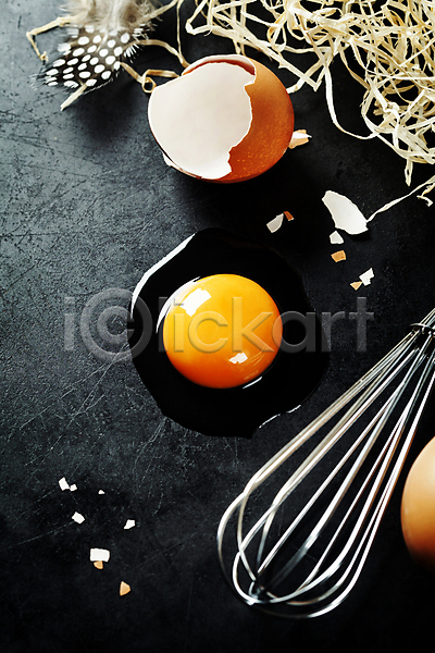 사람없음 JPG 포토 해외이미지 거품기 검은배경 계란 계란껍데기 날계란 실내 아침식사 해외202004 휘핑기