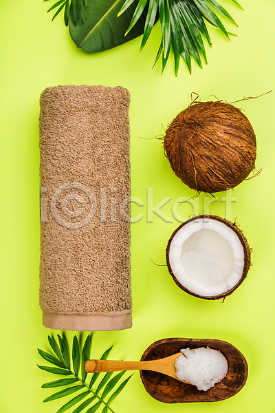사람없음 JPG 포토 하이앵글 해외이미지 나무그릇 나무숟가락 뷰티케어 수건 열대잎 초록배경 코코넛 코코넛오일 피부관리 해외202004