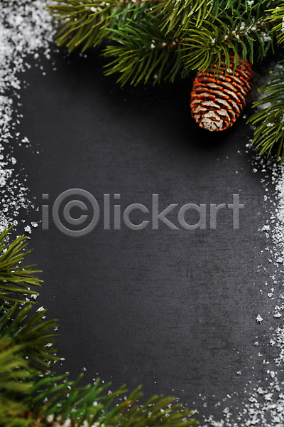 사람없음 JPG 포토 해외이미지 검은배경 눈(날씨) 솔방울 실내 잎 카피스페이스 크리스마스 크리스마스배경 크리스마스용품 프레임 해외202004