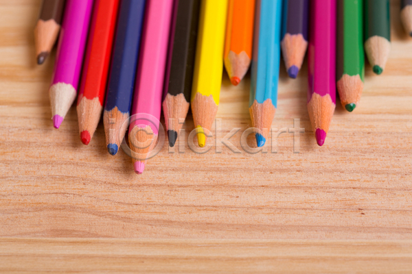 사람없음 JPG 포토 해외이미지 갈색 노란색 디자인 많음 백그라운드 분홍색 빨간색 색연필 연필 초록색 추상 컬러풀 탁자 파란색 패턴 펜 해외202004 해외202105 흰색