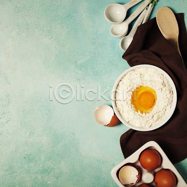 사람없음 JPG 포토 하이앵글 해외이미지 계란 계란껍데기 계란판 계량스푼 그릇 나무숟가락 밀가루 천(직물) 카피스페이스 파란배경 해외202004