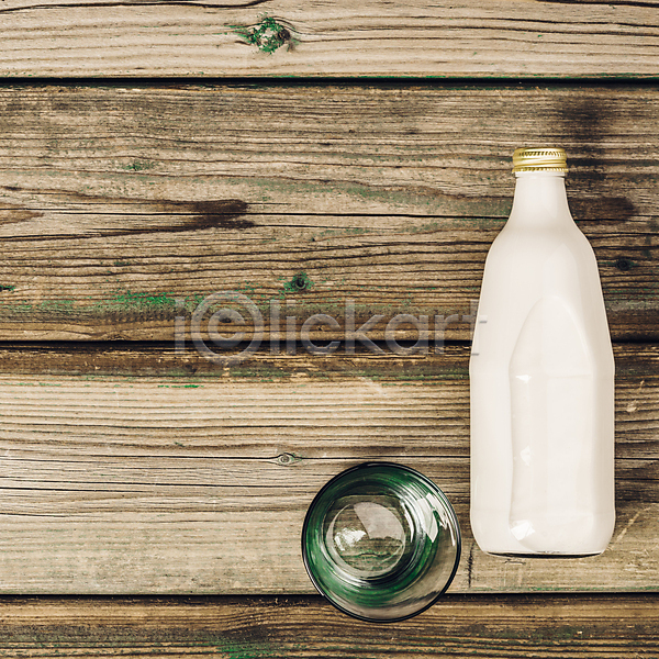 사람없음 JPG 포토 하이앵글 해외이미지 건강 나무바닥 나무탁자 우유 우유병 유기농 유리병 카피스페이스 칼슘 해외202004