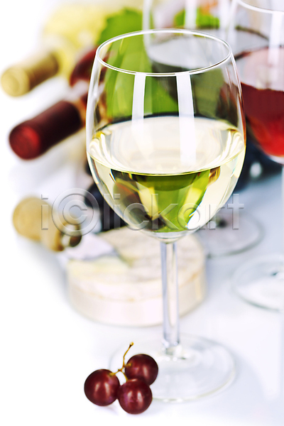 사람없음 JPG 아웃포커스 포토 해외이미지 와인 와인병 와인잔 치즈 치즈나이프 카피스페이스 포도 포도잎 해외202004 화이트와인 흰배경