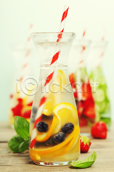사람없음 JPG 포토 해외이미지 나무바닥 디톡스 딸기 레몬 물 민트 빨대 산딸기 유리병 음료 해외202004